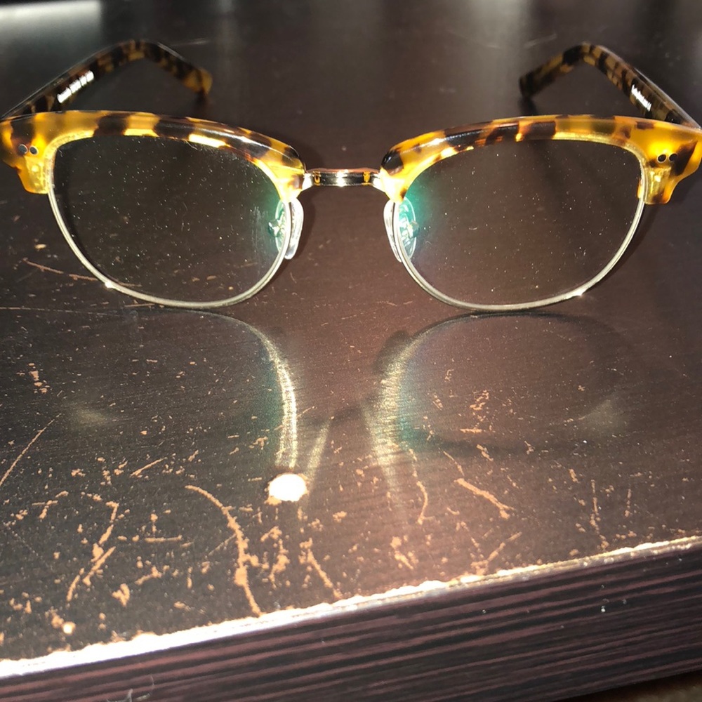 Wired fashion leopard frames with sleek fit!